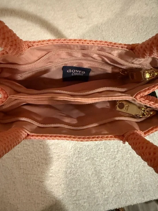 Two-Tone Crochet Tote in Coral Pink and Black 100% Handmade by dowa - Picture 4 of 7